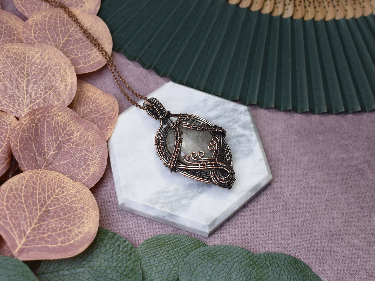 Miedziany wisiorek wire wrapping z kwarcem z rutylem Spirit Of Copper