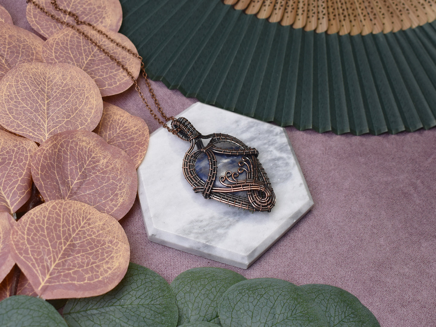 Miedziany wisiorek wire wrapping z sodalitem Spirit Of Copper
