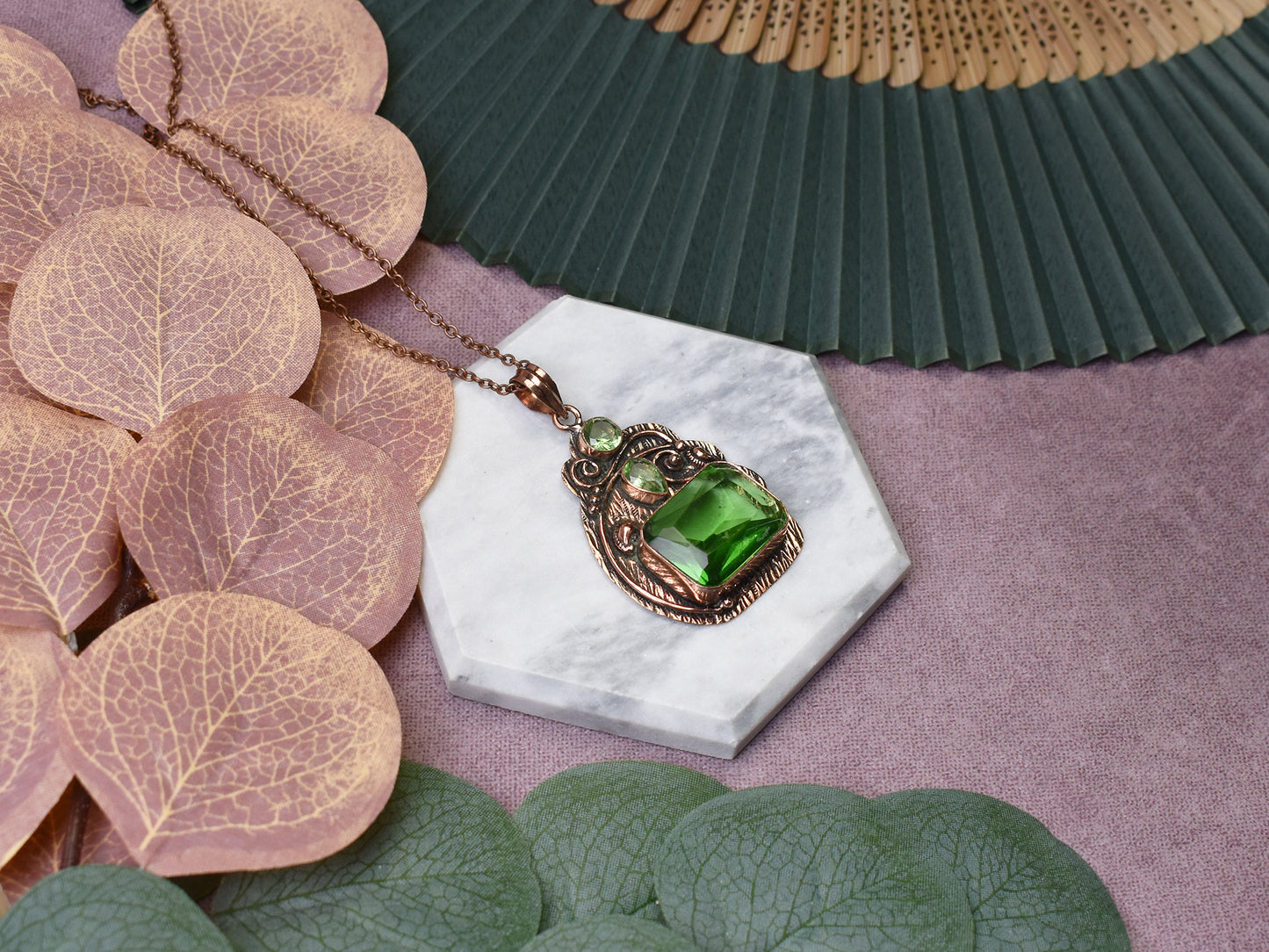 Miedziany ozdobny wisiorek z peridotem Spirit Of Copper