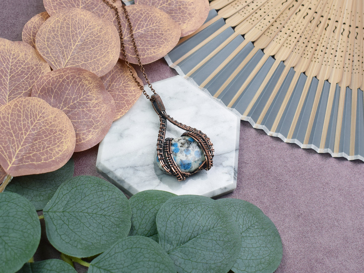 Miedziany Wisiorek Wire Wrapping z Kamieniem K2