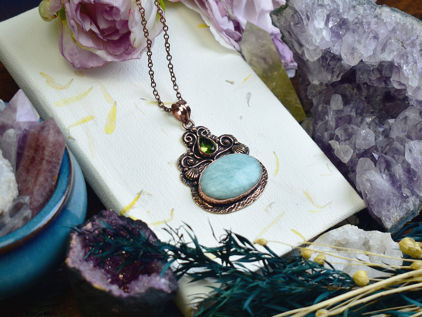 Miedziany ozdobny wisiorek z amazonitem i peridotem Spirit Of Copper