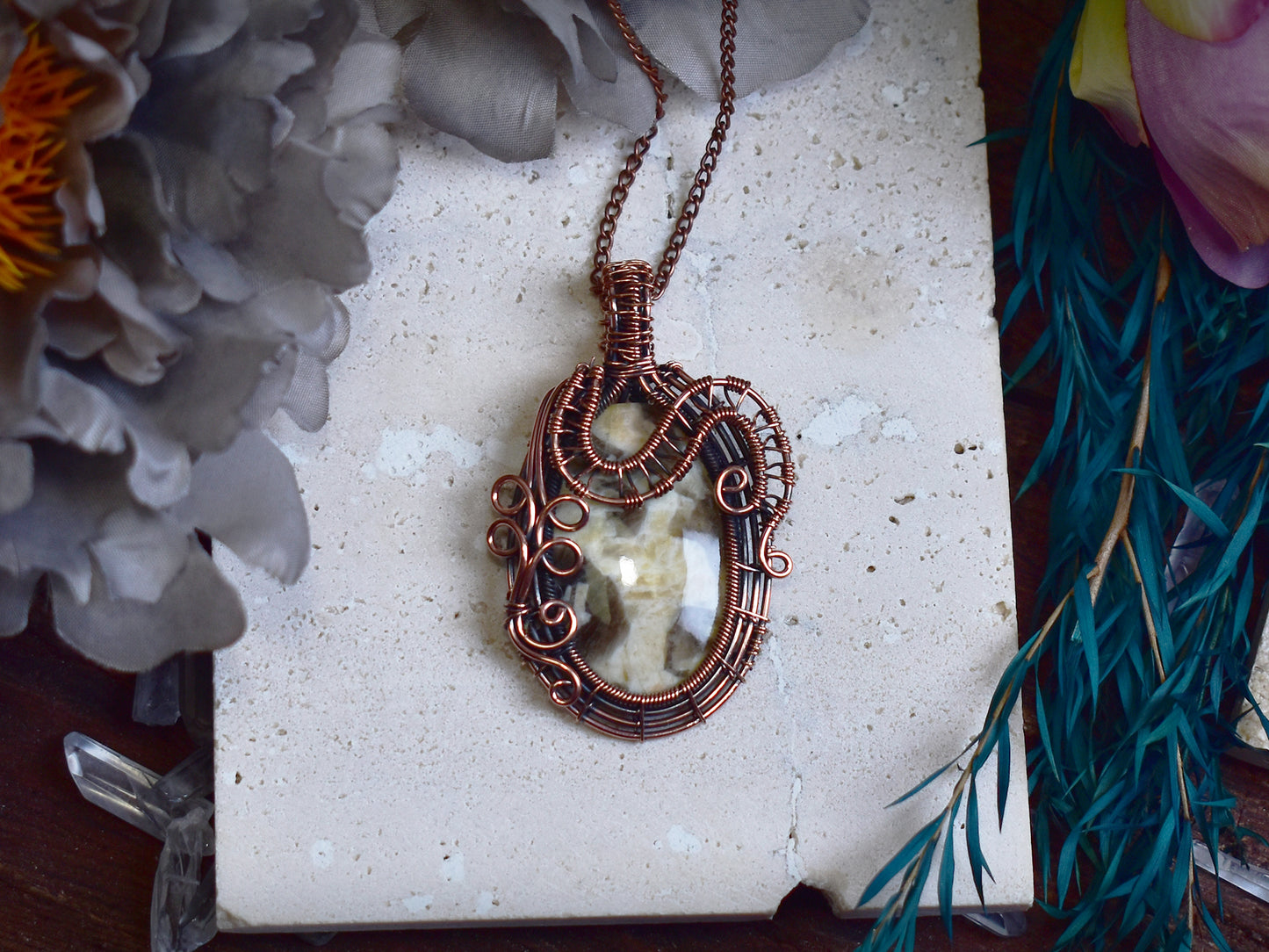 Miedziany wisiorek wire wrapping ze skaleniem graficznym
