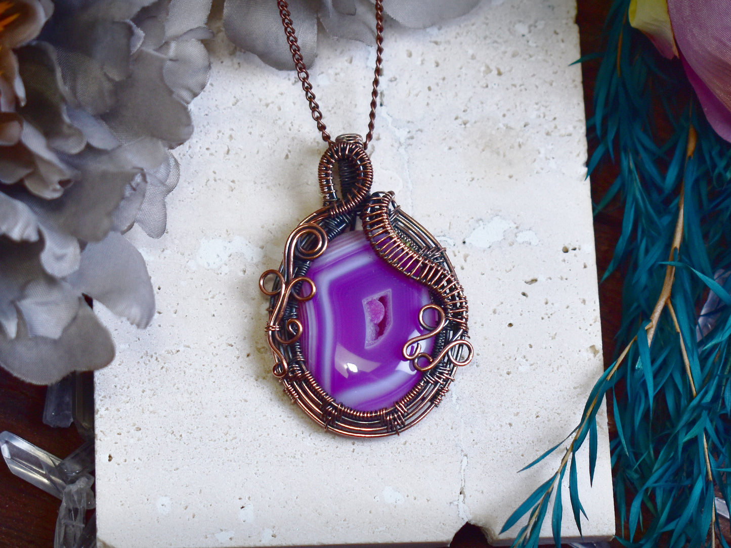 Miedziany wisiorek wire wrapping z różowym agatem