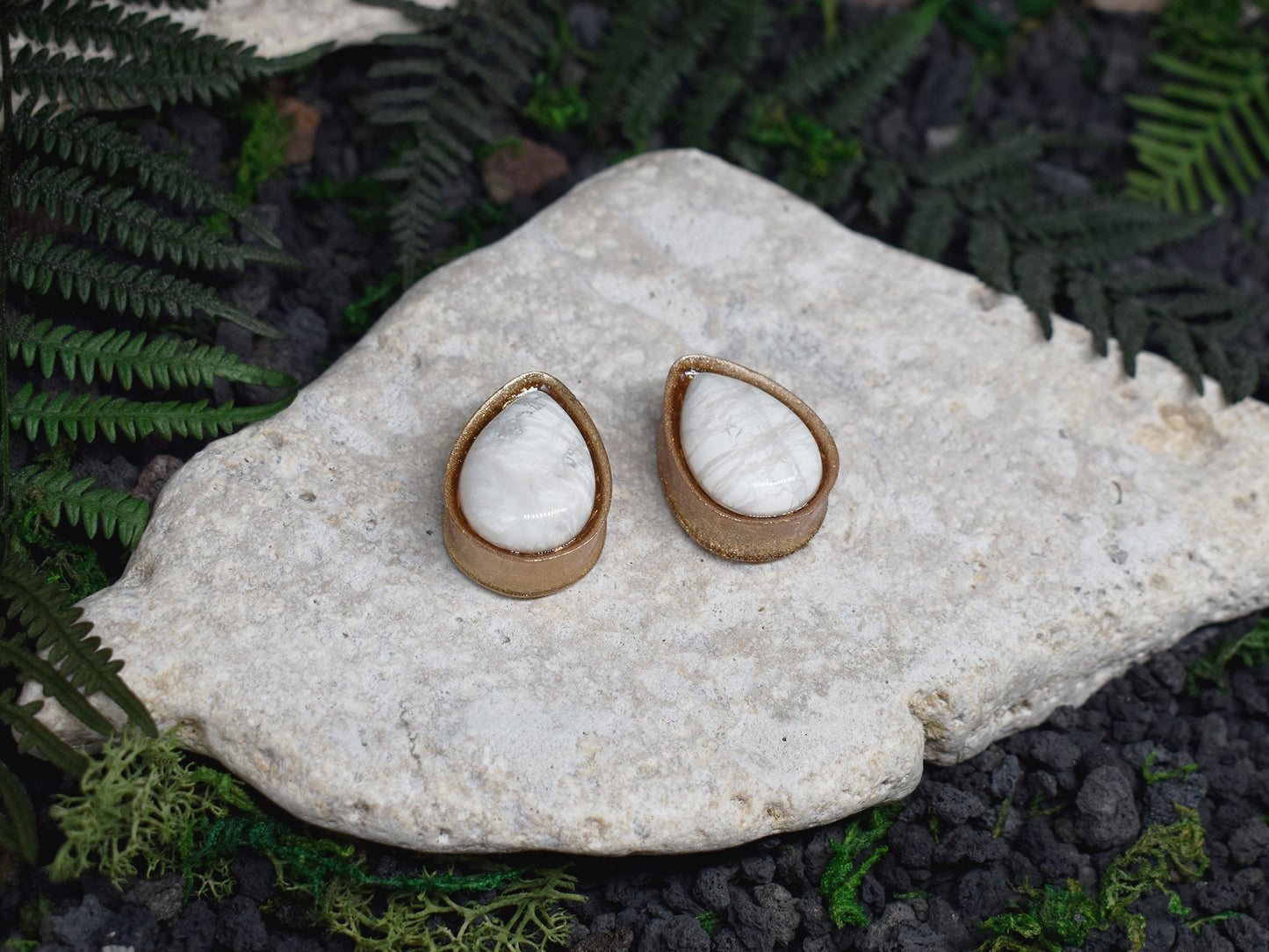 Złote plugi do uszu 25mm z howlitem | Łezki | Para Spirit Of Copper