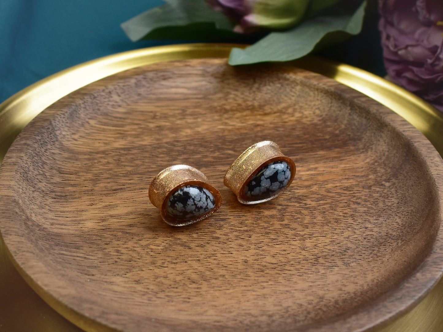 Złote plugi do uszu 19mm z obsydianem śnieżnym | Łezki | Para Spirit Of Copper