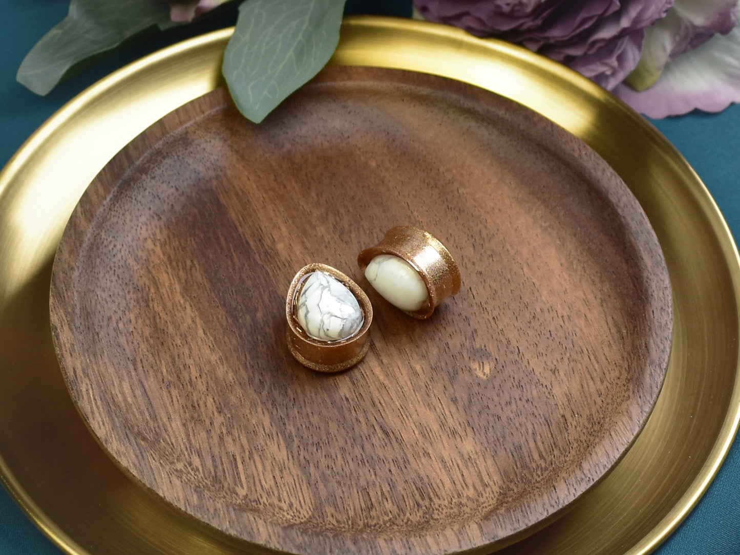 Złote plugi do uszu 22mm z howlitem | Łezki | Para Spirit Of Copper