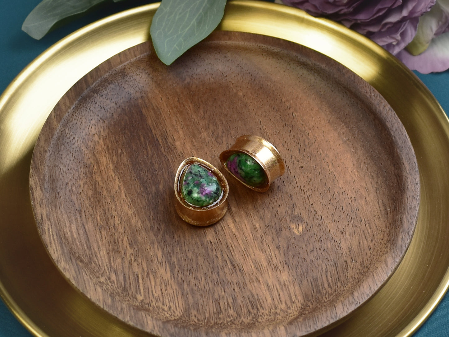 Złote plugi do uszu 22mm z zoisytem z rubinem | Łezki | Para Spirit Of Copper