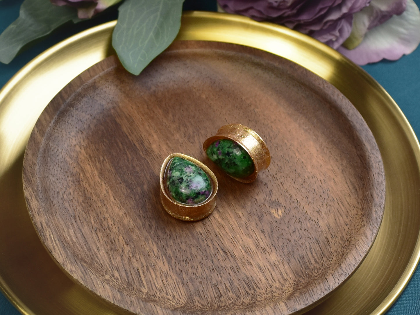 Złote plugi do uszu 25mm z zoisytem z rubinem | Łezki | Para Spirit Of Copper
