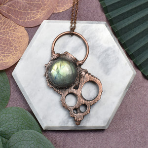 Miedziany wisior z labradorytem i muszlą Mouth Turbo Shell Spirit Of Copper