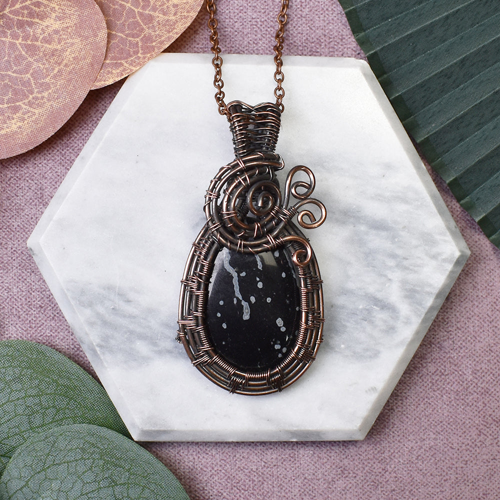 Miedziany wisiorek wire wrapping z obsydianem śnieżnym