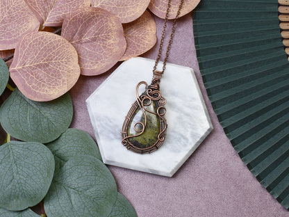 Miedziany wisiorek wire wrapping z zielonym jaspisem