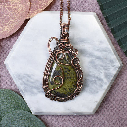 Miedziany wisiorek wire wrapping z zielonym jaspisem