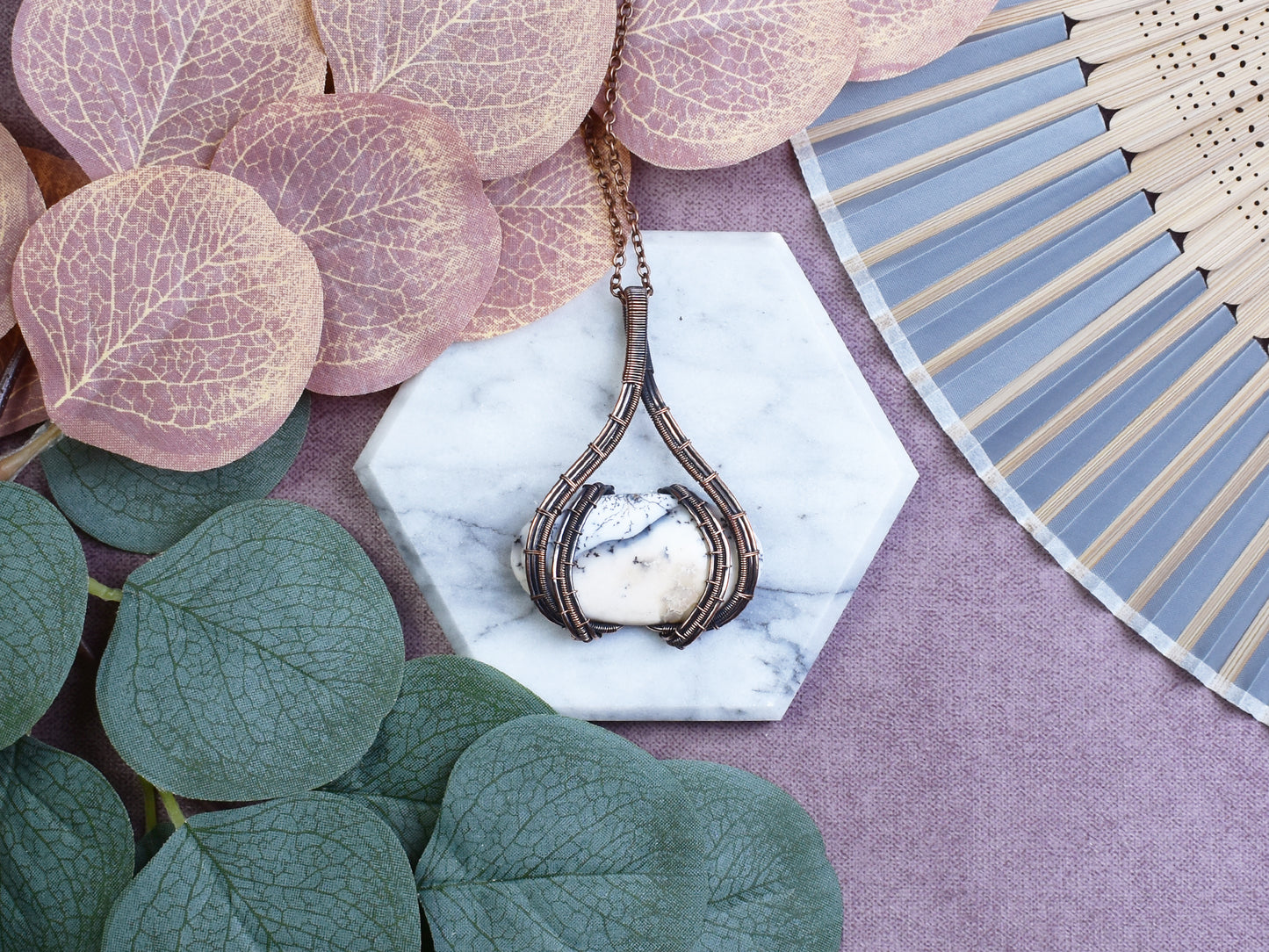 Miedziany wisiorek wire wrapping z opalem dendrytowym