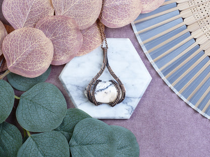 Miedziany wisiorek wire wrapping z opalem dendrytowym