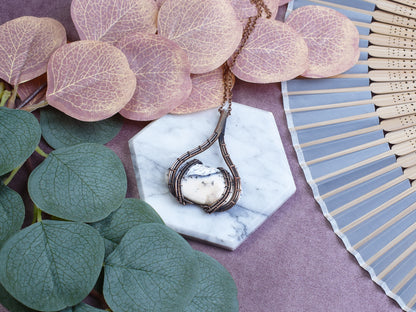 Miedziany wisiorek wire wrapping z opalem dendrytowym