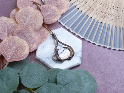 Miedziany wisiorek wire wrapping z opalem dendrytowym