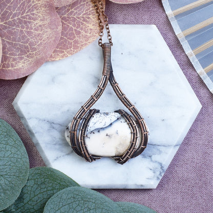 Miedziany wisiorek wire wrapping z opalem dendrytowym