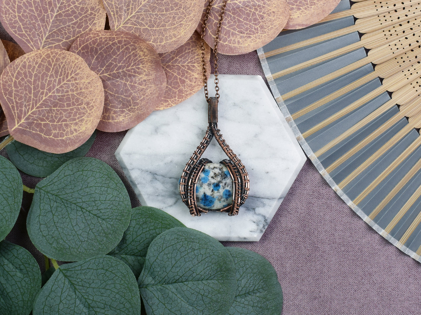Miedziany Wisiorek Wire Wrapping z Kamieniem K2