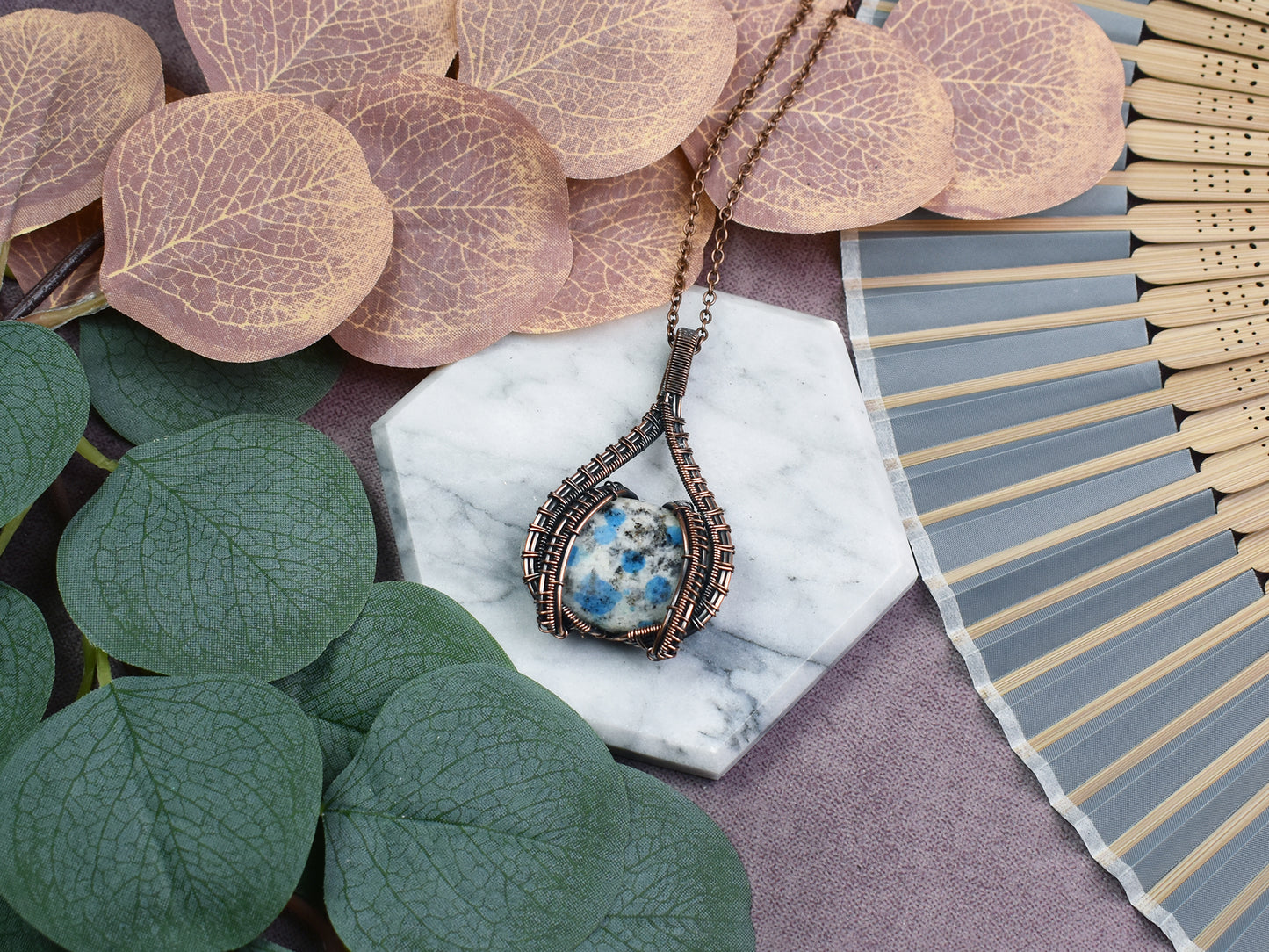 Miedziany Wisiorek Wire Wrapping z Kamieniem K2