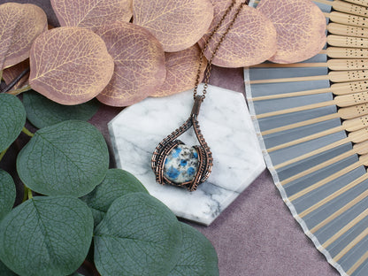 Miedziany Wisiorek Wire Wrapping z Kamieniem K2