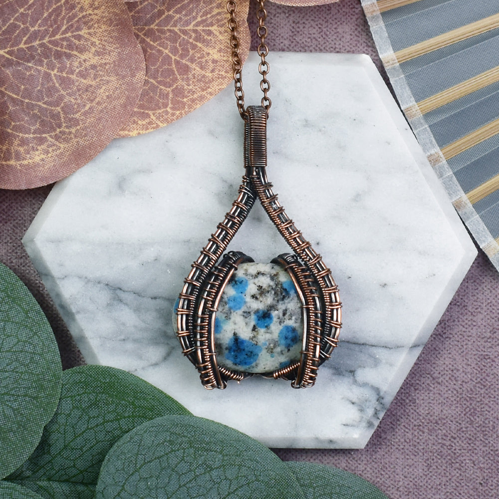 Miedziany Wisiorek Wire Wrapping z Kamieniem K2