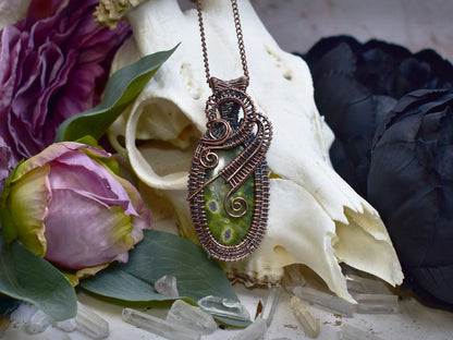 Miedziany wisiorek wire wrapping z zielonym stichtytem