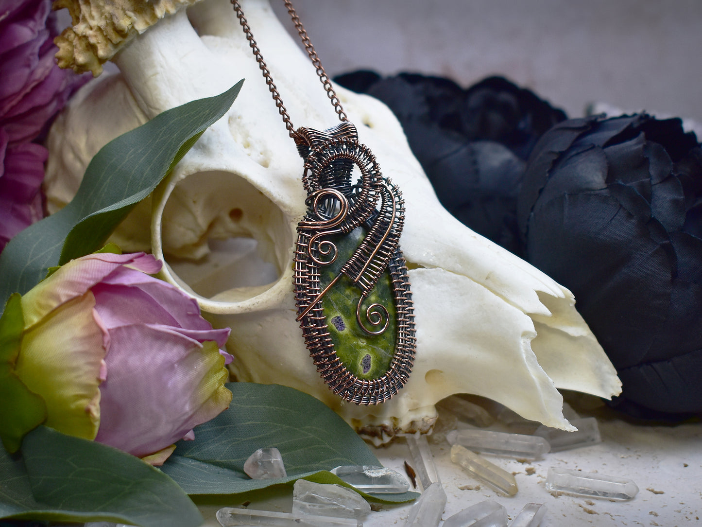 Miedziany wisiorek wire wrapping z zielonym stichtytem