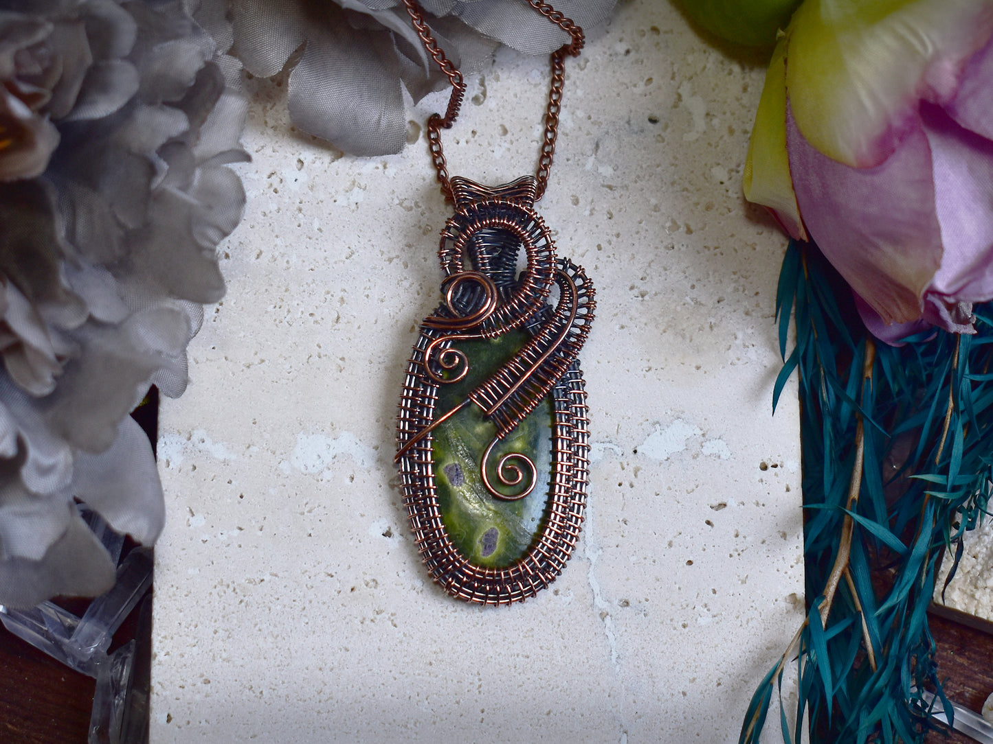 Miedziany wisiorek wire wrapping z zielonym stichtytem