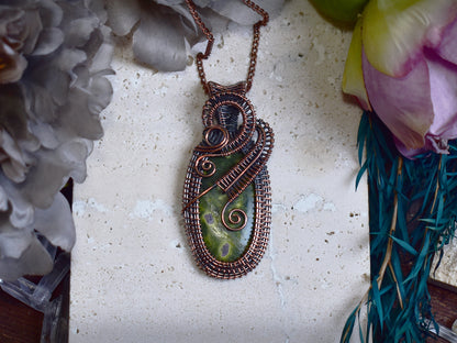 Miedziany wisiorek wire wrapping z zielonym stichtytem