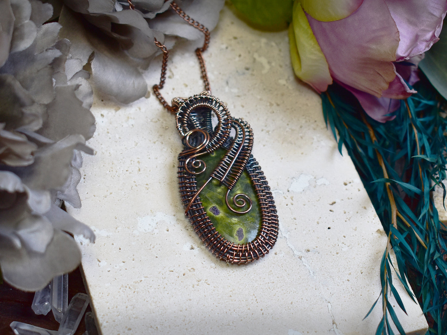Miedziany wisiorek wire wrapping z zielonym stichtytem