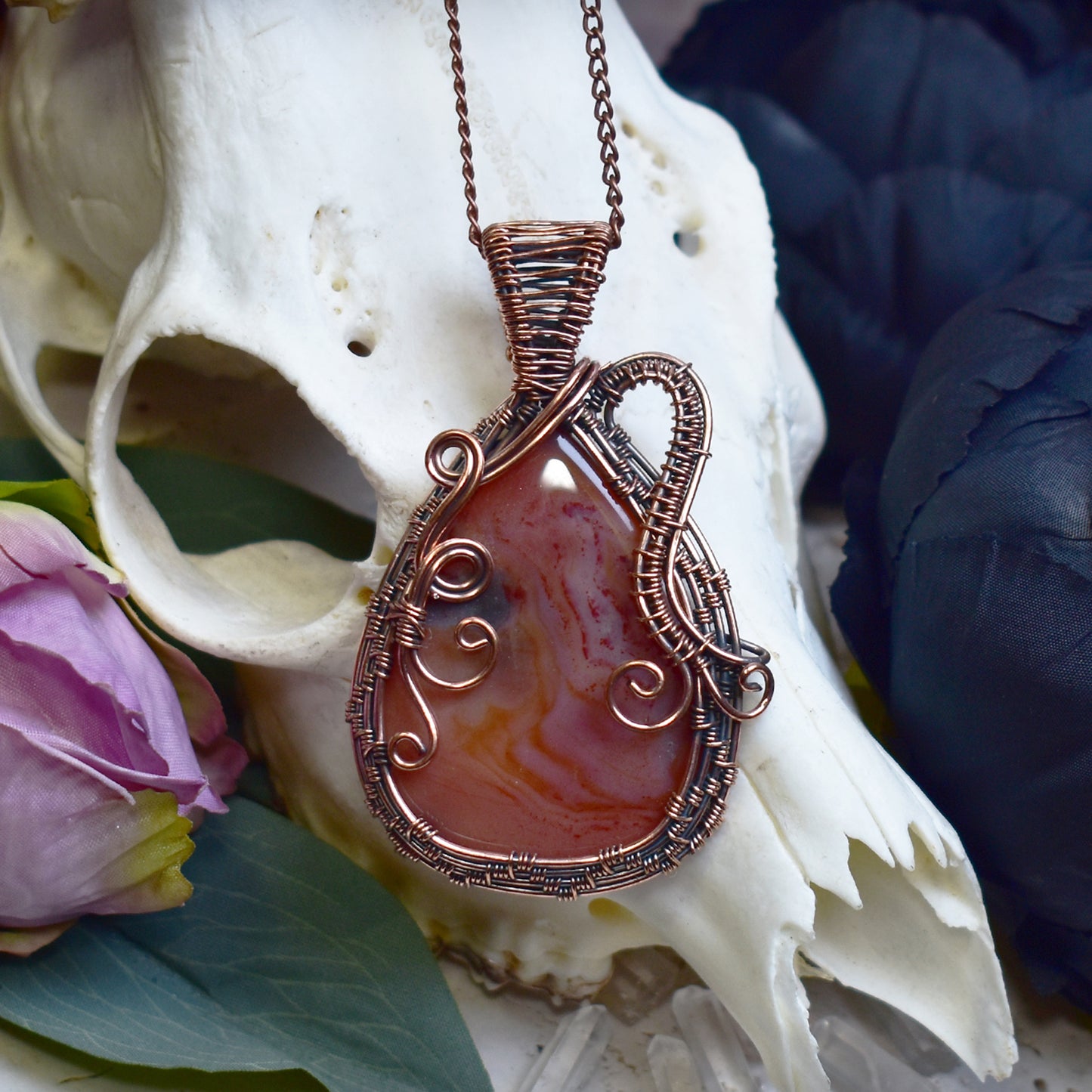 Miedziany wisiorek wire wrapping z czerwonym agatem mszystym