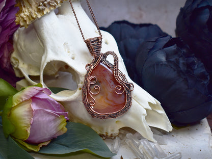 Miedziany wisiorek wire wrapping z czerwonym agatem mszystym