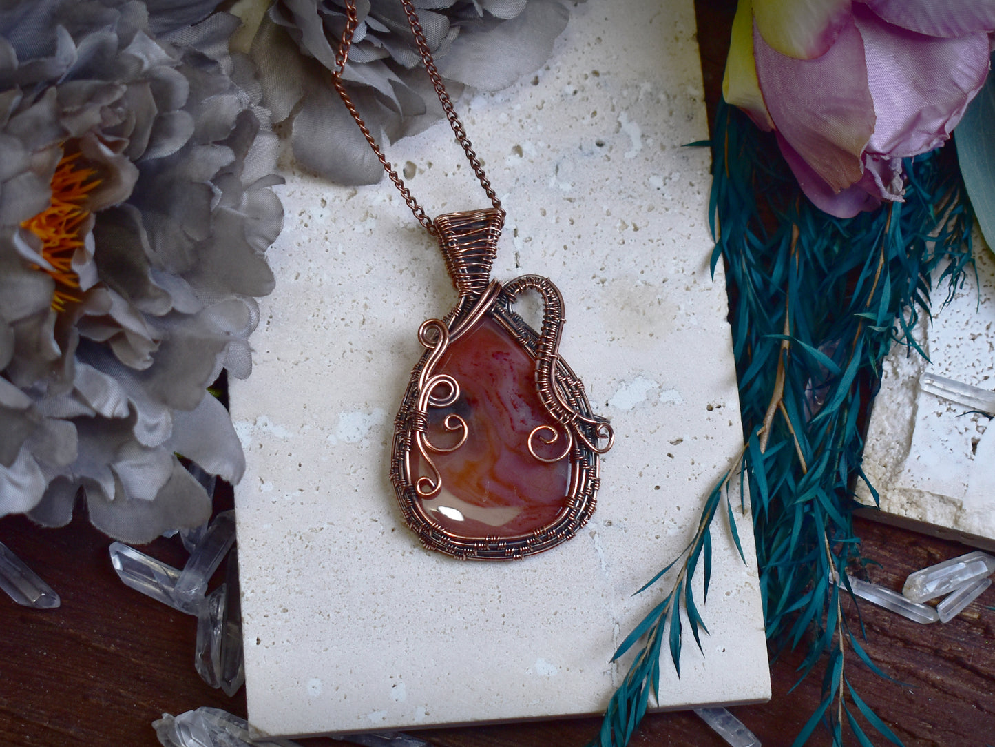 Miedziany wisiorek wire wrapping z czerwonym agatem mszystym