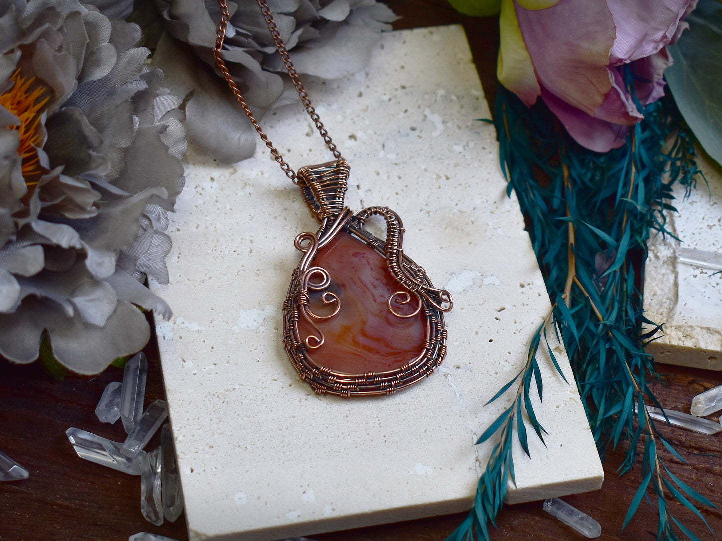 Miedziany wisiorek wire wrapping z czerwonym agatem mszystym
