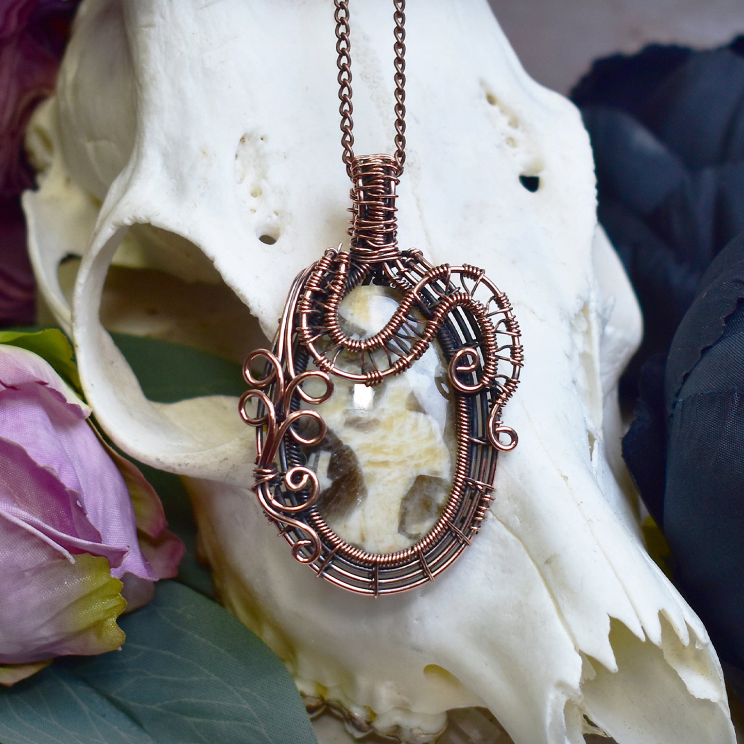 Miedziany wisiorek wire wrapping ze skaleniem graficznym
