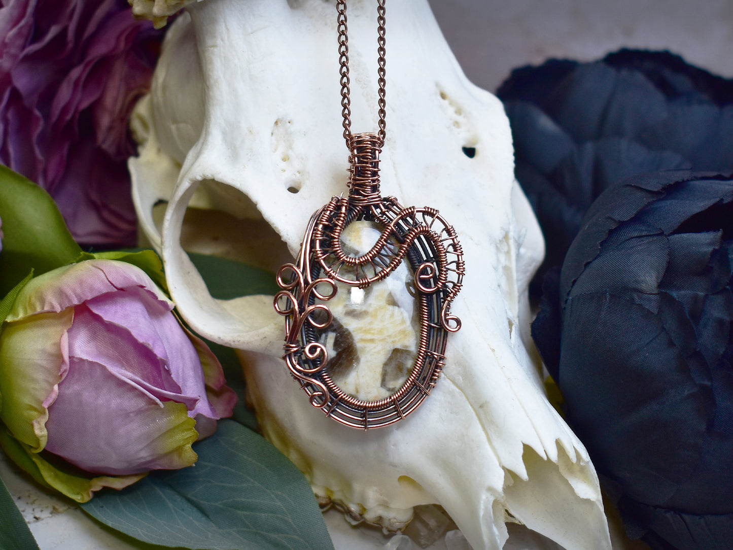 Miedziany wisiorek wire wrapping ze skaleniem graficznym