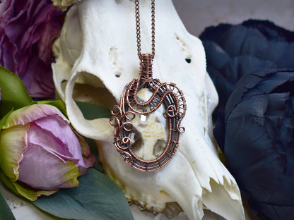 Miedziany wisiorek wire wrapping ze skaleniem graficznym