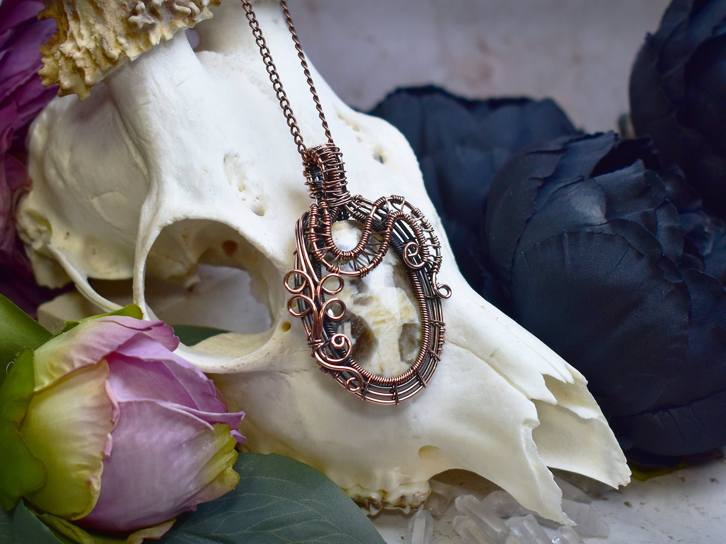 Miedziany wisiorek wire wrapping ze skaleniem graficznym