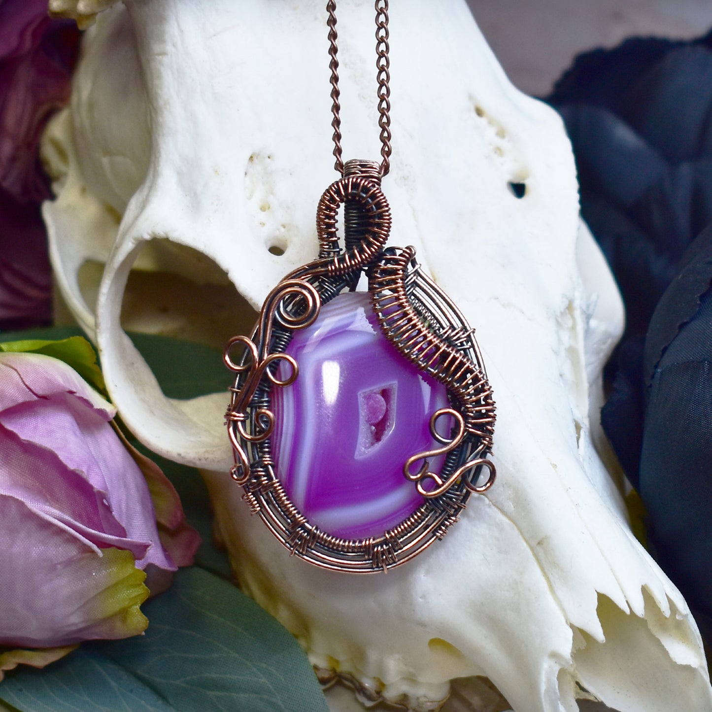 Miedziany wisiorek wire wrapping z różowym agatem