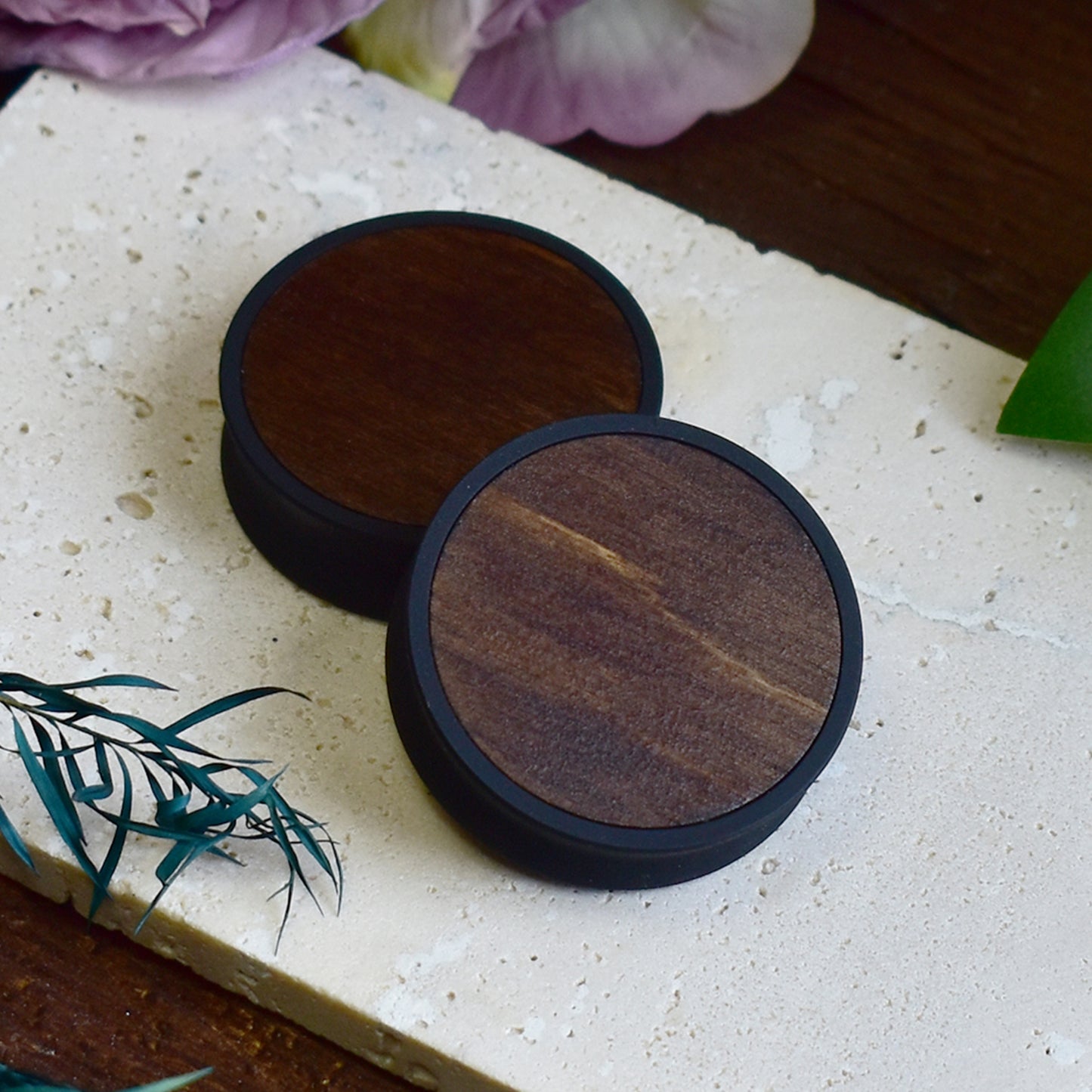 Túneles de oreja 10–100 mm con Relleno de Madera | Nogal Oscuro